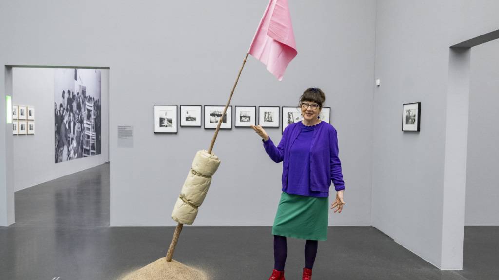 Die rosa Flagge, welche von Bettina Bereś, der Tochter der Künstlerin, präsentiert wird, hat der Ausstellung «Under the pink Flag» ihren Namen gegeben.