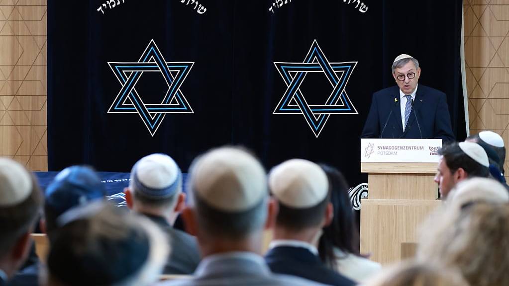 Der Vizepräsident des Zentralrats der Jüdinnen und Juden in Deutschland, Abraham Lehrer, hält bei der Eröffnung einer Synagoge in Potsdam im Juli eine Rede. Laut einer EU-Umfrage verunsichert Antisemitismus viele Juden in Europa.