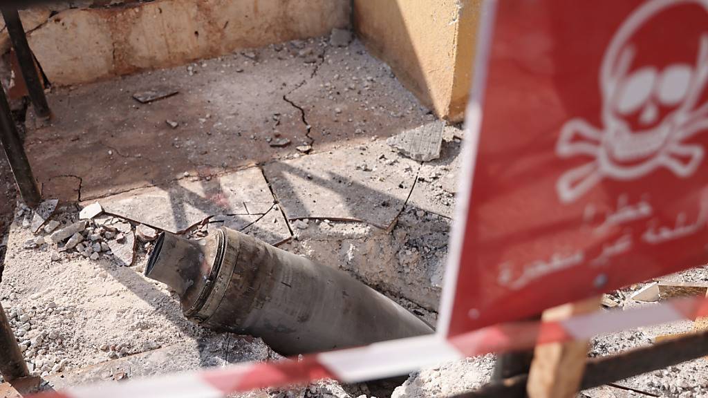 ARCHIV - Der Rest einer Streubombe ist nach einem Angriff zu sehen. Foto: Anas Alkharboutli/dpa