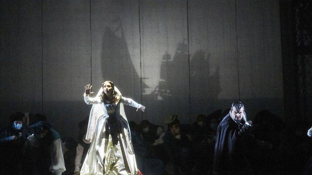 Die Dienerin Emilia (Sarah Mehnert) und die Zyprioten erwarten die Ankunft von Otello: Die Berner Inszenierung der Verdi-Oper «Otello» rückt die Dienerin ins Zentrum; aus ihrer Perspektive wird das Drama erzählt.