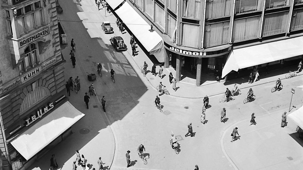 Jelmoli machte erstmals das Feilschen überflüssig, weil das Warenhaus fixe Preise anbot. Dieses Bild stammt aus dem Jahr 1940. (Archivbild)