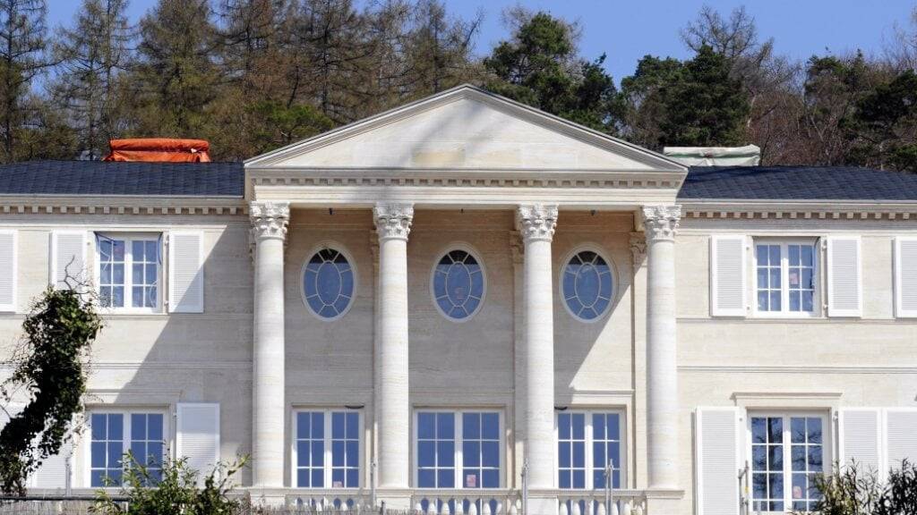 Im Immobilienmarkt entwickelt sich das Luxussegment derzeit etwas schwächer als der Gesamtmarkt - im Bild eine Prunkvilla in Küsnacht. (Archivbild)
