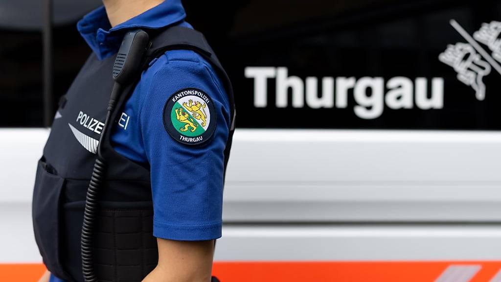 Die Kantonspolizei Thurgau hat am Samstagabend eine 25-jährige Schweizerin und ihren 19-jährigen Beifahrer festgenommen, die vor einer Polizeikontrolle geflüchtet waren. Die Schweizerin wurde als fahrunfähig beurteilt, gegen den Russen lag eine Einreisesperre vor. (Symbolbild)