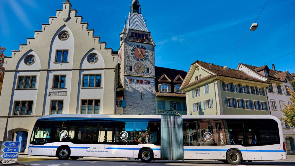 Ein E-Gelenkbus der Zugerland Verkehrsbetriebe AG (ZVB).