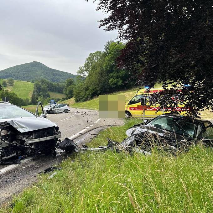 Audi-Fahrer (74) kracht auf Staffelegg in zwei Autos – 2 Verletzte, 3 mal Totalschaden