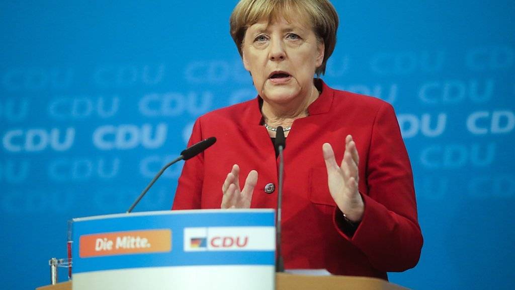 Angela Merkel kündigt vor den Medien in Berlin an, dass sie bei den Wahlen 2017 für eine vierte Amtszeit als Bundeskanzlerin antreten will.