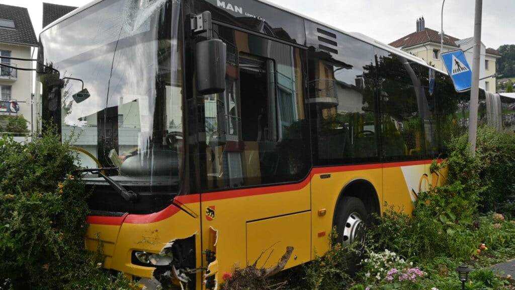 Am Sonntagnachmittag geriet ein Postauto in Udligenswil in einen Strassengraben. Verletzt wurde niemand.
