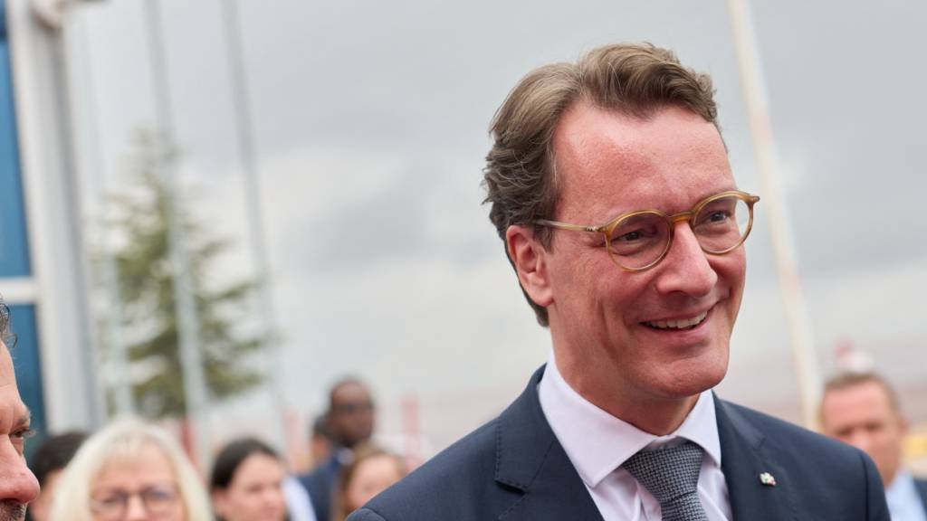 Hendrik Wüst (CDU), Ministerpräsident von Nordrhein-Westfalen, besucht das Werk Elmadag von Henkel. Wüst hält sich im Rahmen des 65. Jubiläums des deutsch-türkischen Anwerbeabkommens zu einer dreitägigen Reise in der Türkei auf. Foto: Rolf Vennenbernd/dpa