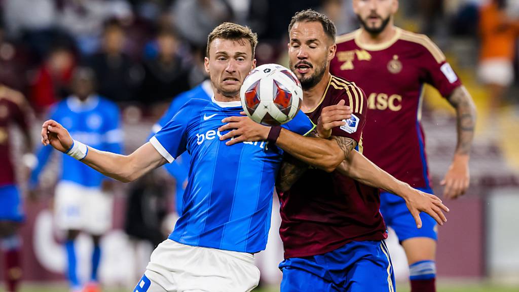 Genks Bryan Heynen und Servettes Torschütze Steve Rouiller kämpfen um den Ball. Am Ende resultierte ein leistungsgerechtes Unentschieden