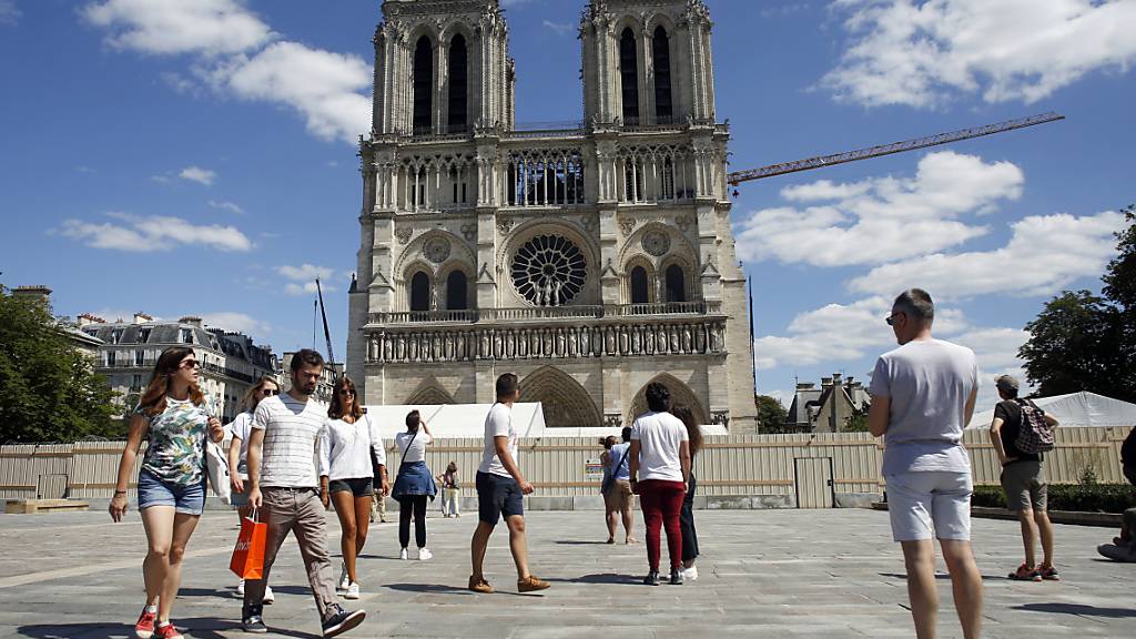 Ein Jahr nach dem verheerenden Brand von Notre-Dame ist der Platz vor der Pariser Kathedrale wieder für Besucher und Gläubige zugänglich. Das Areal war wegen Bleiverschmutzung von den Behörden gesperrt worden. Die Kathedrale ist weiter geschlossen.