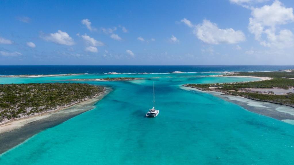 Ein Boot fährt an der Küste der Little Ragged Island, auch St. Andrew's genannt, entlang. Das auf Luxusimmobilien spezialisierte US-Auktionshaus Concierge Auctions will sie ab dem 26. März versteigern.