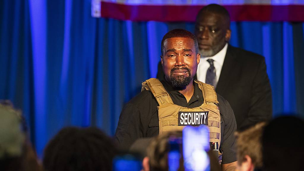 US-Rapper Kanye West tritt bei der ersten Veranstaltung seit Bekanntgabe seiner Präsidentschaftskandidatur auf. Foto: Lauren Petracca Ipetracca/The Post And Courier via AP /dpa