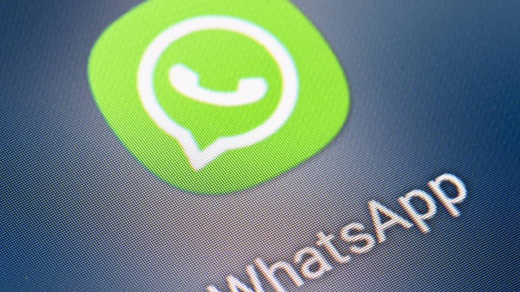 ARCHIV - Auf dem Bildschirm eines Smartphones sieht man das Icon der App WhatsApp. Foto: Fabian Sommer/dpa