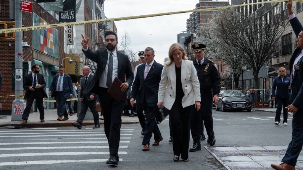 New Yorks Bürgermeister Zohran Mamdani mahnt, Waffengewalt dürfe nicht normal werden.