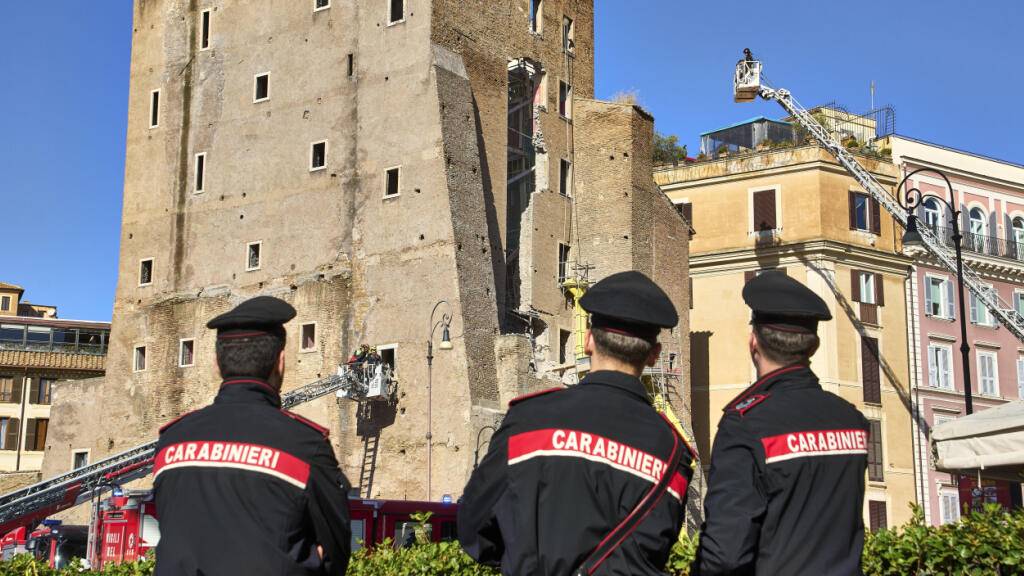 Geretteter Mann stirbt nach Turmeinsturz im Krankenhaus.(Archivbild)