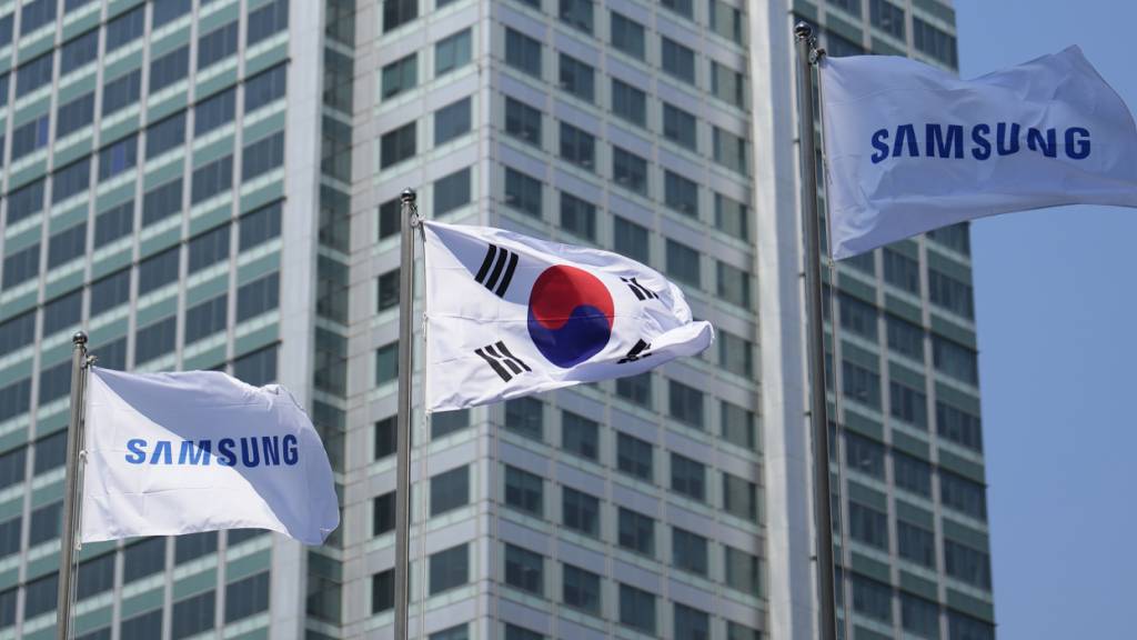 ARCHIV - Die Flaggen der Firma Samsung Electronics und die südkoreanische Nationalflagge flattern während einer Medientour am Hauptsitz von Samsung Electronics in Suwon. Die jüngsten Geschäftszahlen von Samsung Electronics enttäuschen. Foto: Lee Jin-man/AP/dpa