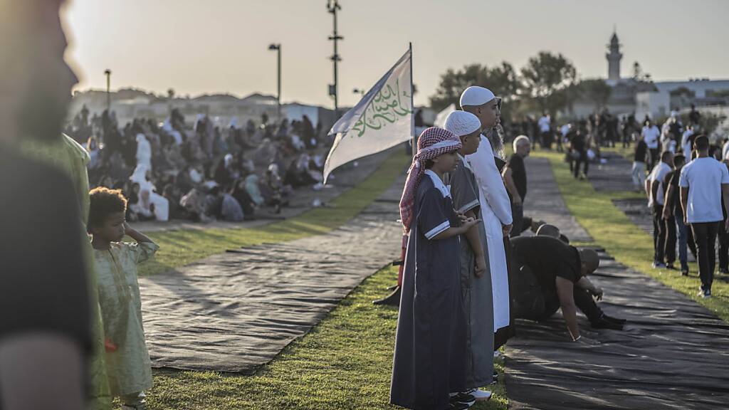 Muslime versammeln sich zum Eid al-Adha-Gebet in Jaffa. Eid al-Adha ist das heiligste Fest im Islam, bei dem die Muslime Rinder und Schafe schlachten, um der Bereitschaft des Propheten Ibrahim (Abraham) zu gedenken, seinen Sohn Ismael zu opfern. Foto: Ilia Yefimovich/dpa
