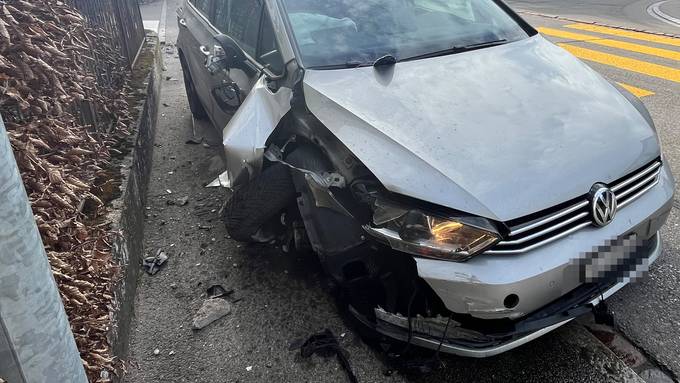 Autofahrerin verschläft Bremsmanöver vor ihr – und prallt in Mauer