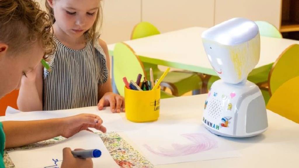 Die Kindergartengruppe bezieht den Avatar des kranken Mädchens in ihre Aktivitäten ein.