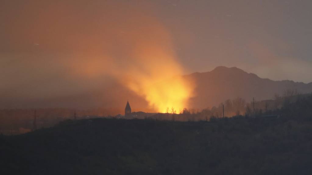 Rauch und Flammen sind während der Kämpfe zwischen armenischen und aserbaidschanischen Streitkräften zu sehen. Foto: AP/dpa