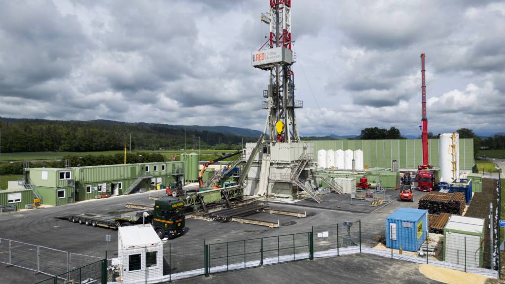 Im Thurgau werden Erkenntnisse über die Beschaffenheit des Untergrunds gewonnen. Im Bild ein Bohrturm auf der Geothermie Baustelle in Glovelier JU. (Archivbild)