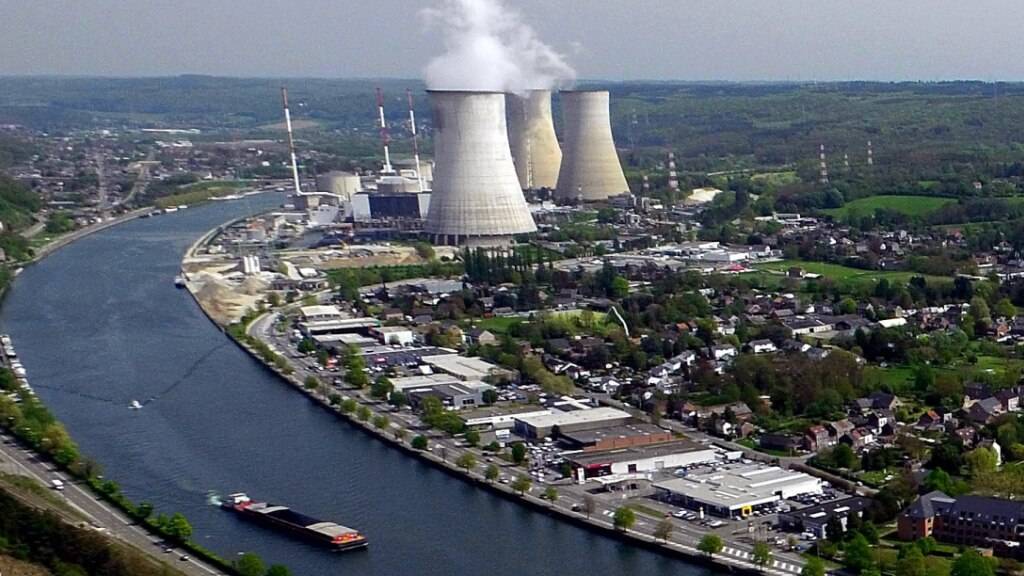 ARCHIV - Das Atomkraftwerk Tihange steht am Ufer der Maas. Foto: Eric Lalmand/belga/dpa/Archivbild