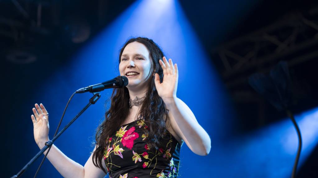 Zoë Më, hier bei ihrem Auftritt am Gurtenfestival, eröffnet zusammen mit Amy Mcdonald das Musikfestival Baloise Session in Basel.