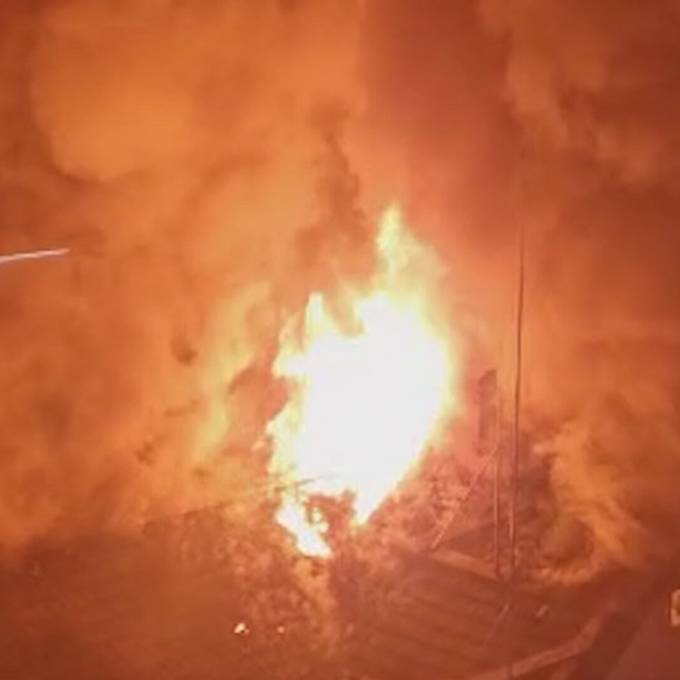 Gebäude auf ehemaligem Fauser-Areal geht in Flammen auf