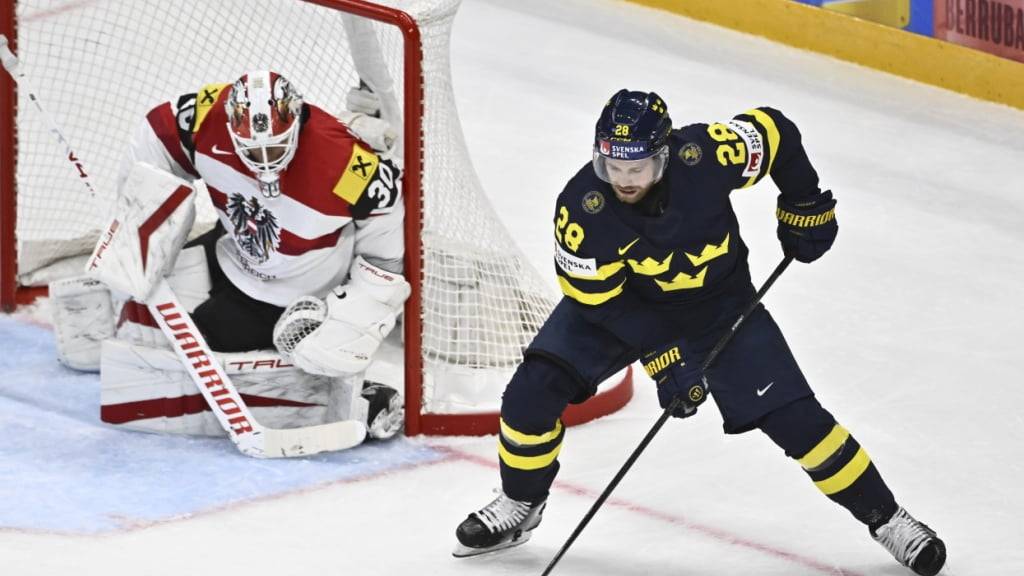 Lange gewehrt, am Ende unbelohnt: Österreichs Goalie David Kickert gegen Schwedens Elias Lindholm