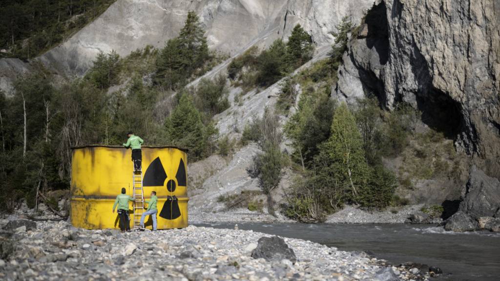 Greenpeace-Aktivisten stellen ein  überdimensionales Atommüllfass auf in der Bündner Rheinschlucht bei Versam. Mit der Kunstinstallation will die Umweltorganisation die Gefahr durch die Atomenergie veranschaulichen.