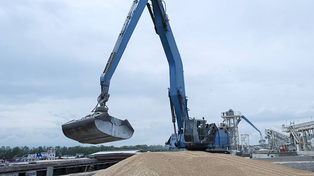ARCHIV - Ein Bagger verlädt in einem Getreidehafen Getreide in ein Frachtschiff. Foto: Andrew Kravchenko/AP/dpa