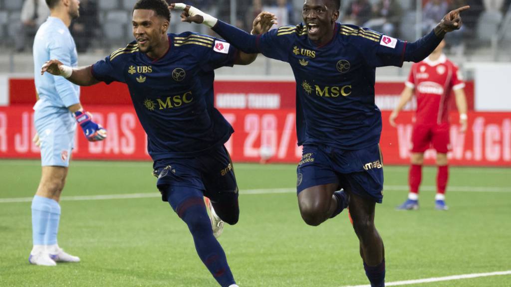 Die Spieler von Servette jubeln im Thuner Stadion