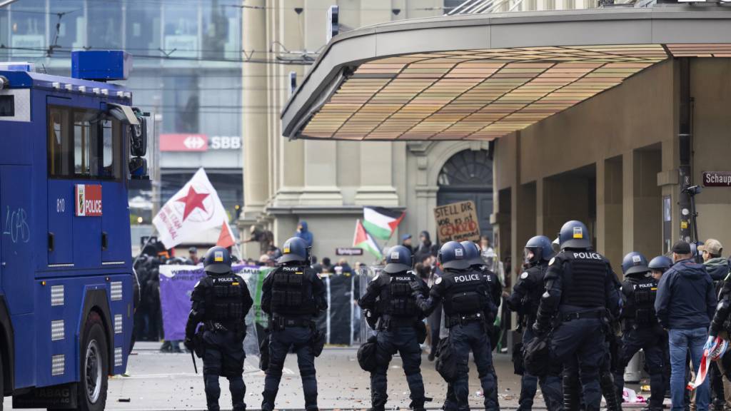 Berner Polizei startet öffentliche Fahndung nach Demo-Krawallen