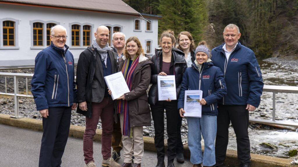 In Minne präsentieren Hans Bless (ebs), Daniel Heusser (WWF Schweiz), Michael Erhardt (Pro Natura),
Vera Ziltener (WWF Schwyz), Esther Leitgeb (Aqua Viva), Salome Steiner (Aqua Viva), Gianna Müller
(ebs), Richard Föhn (ebs) vor der Muota die Vereinbarung.