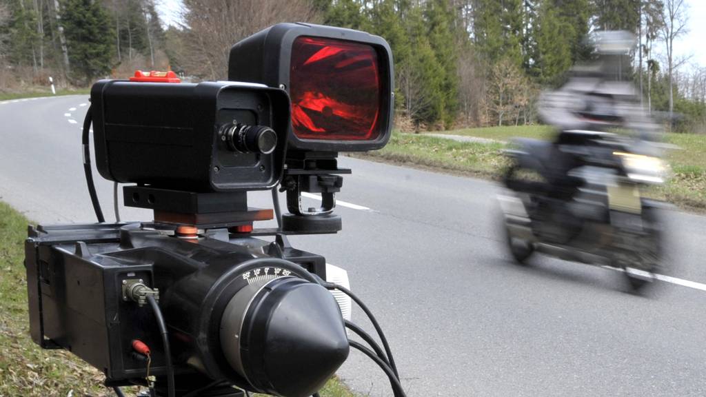Die Kantonspolizei Aargau hat einen Motorradfahrer aus dem Verkehr gezogen, der 163 km/h schnell fuhr - statt wie höchstens erlaubt 80 km/h. (Symbolbild)