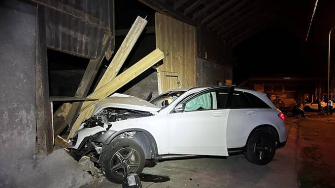 Auto kracht in Aristau in Scheune – eine Person verletzt