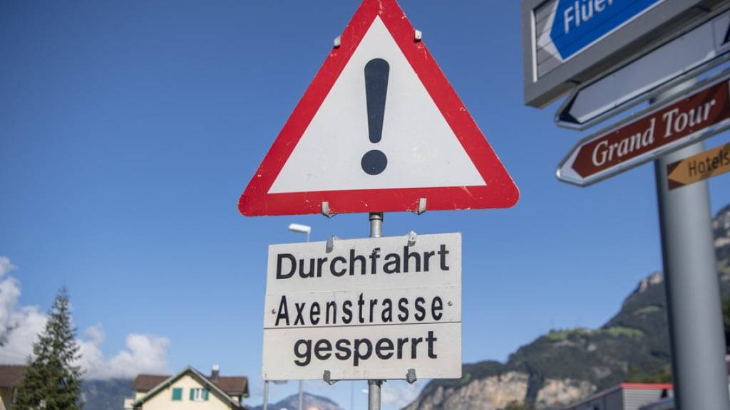 Auf der Axenstrasse zwischen Flüelen und Sisikon UR ist es am frühen Samstagmorgen zu einem Felssturz oder Erdrutsch gekommen. Inzwischen ist die Autobahn A4 wieder in beide Richtungen offen. (Archivbild)