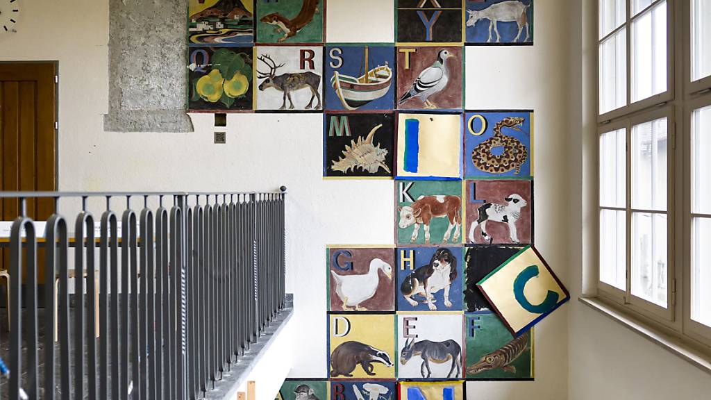 Das Wandbild im Schulhaus Wylergut mit den bereits entfernten Kacheln mit stereotyp dargestellten Menschen aus Afrika, Asien und Amerika. Das Bild gehört heute dem Historischen Museum und ist aktuell Im Fokus einer Ausstellung zu den Themen Rassismus und Kolonialismus. (Archivbild)