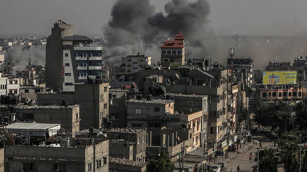 Rauch steigt nach einem israelischen Luftangriff auf. Foto: Abed Rahim Khatib/dpa