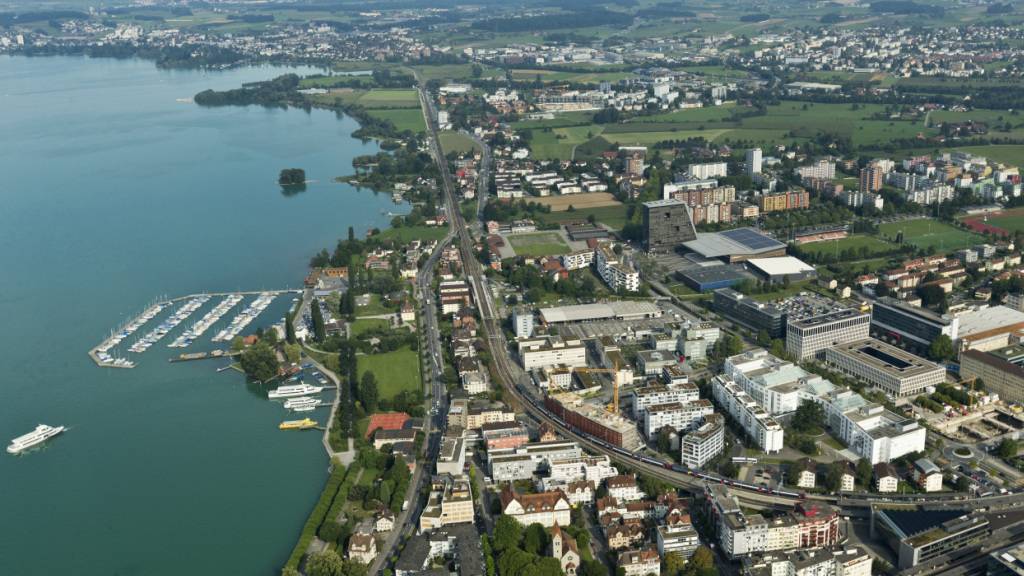 Für 44 Millionen Franken soll die Stadt Zug eine Villa mit Parkanlage direkt am See kaufen. (Archivbild)