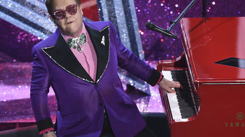 ARCHIV - Elton John singt bei der Oscar-Verleihung 2020 im Dolby Theatre in Los Angeles «(I'm Gonna) Love Me Again», das für den Preis für den besten Originalsong aus «Rocketman» nominiert ist. Foto: Chris Pizzello/Invision/AP/dpa