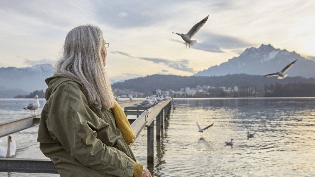 Eine ältere Frau blickt auf den Vierwaldstättersee. Laut einer Studie des Beratungsunternehmens Mercer fehlt es dem Schweizer Vorsorgesystem an Nachhaltigkeit. (Symbolbild)