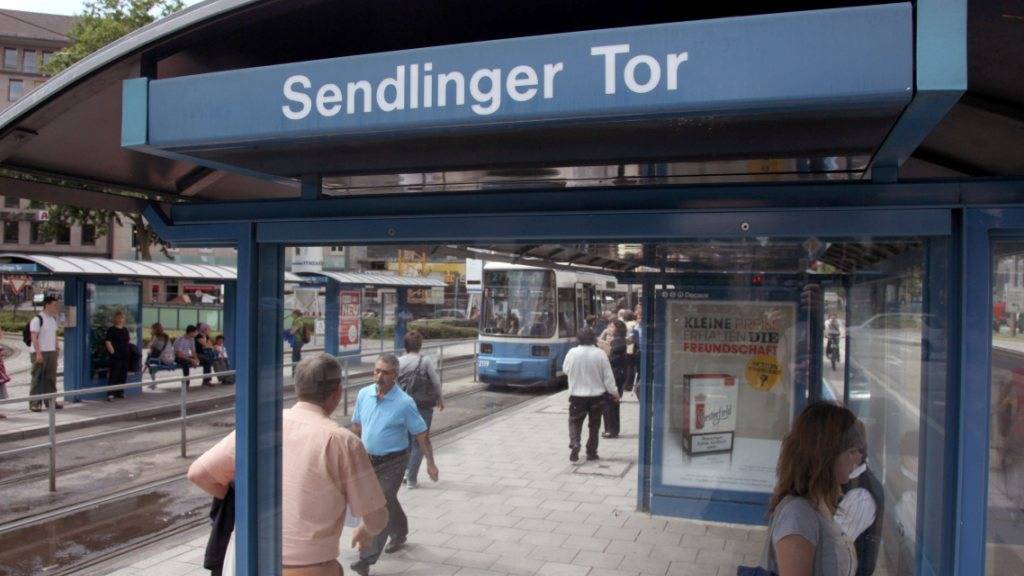 Beim Sendlinger Tor in München verprügelten drei Schweizer einen Geschäftsmann. Nun muss der Haupttäter rund 130'000 Franken Genugtuung zahlen.