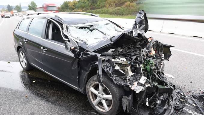 Auf A2 in Lastwagen gefahren – Autofahrer schwer verletzt