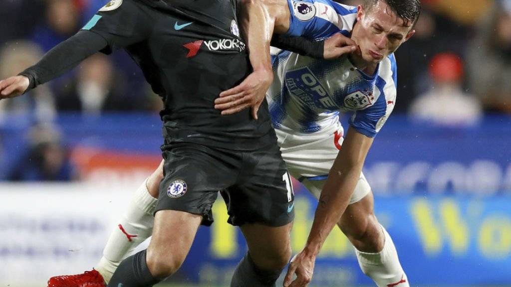 Chelseas Eden Hazard (links) und Huddersfields Jonathan Hogg kämpfen um den Ball