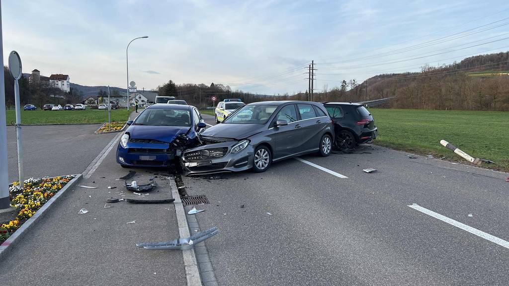 Heftiger Unfall zwischen drei Autos – alle Fahrzeuge mit Totalschaden