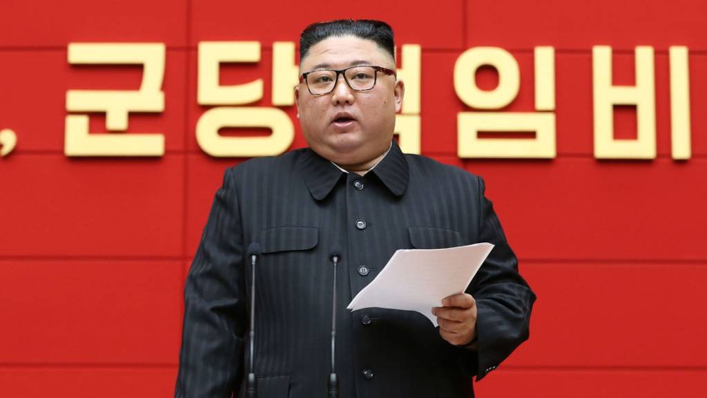 HANDOUT - Kim Jong Un, Machthaber von Nordkorea, während eines Treffens der für Städte und Kreise zuständigen Sekretäre der Partei der Arbeit Koreas. Foto: -/KCNA/dpa - ACHTUNG: Nur zur redaktionellen Verwendung im Zusammenhang mit der aktuellen Berichterstattung und nur mit vollständiger Nennung des vorstehenden Credits