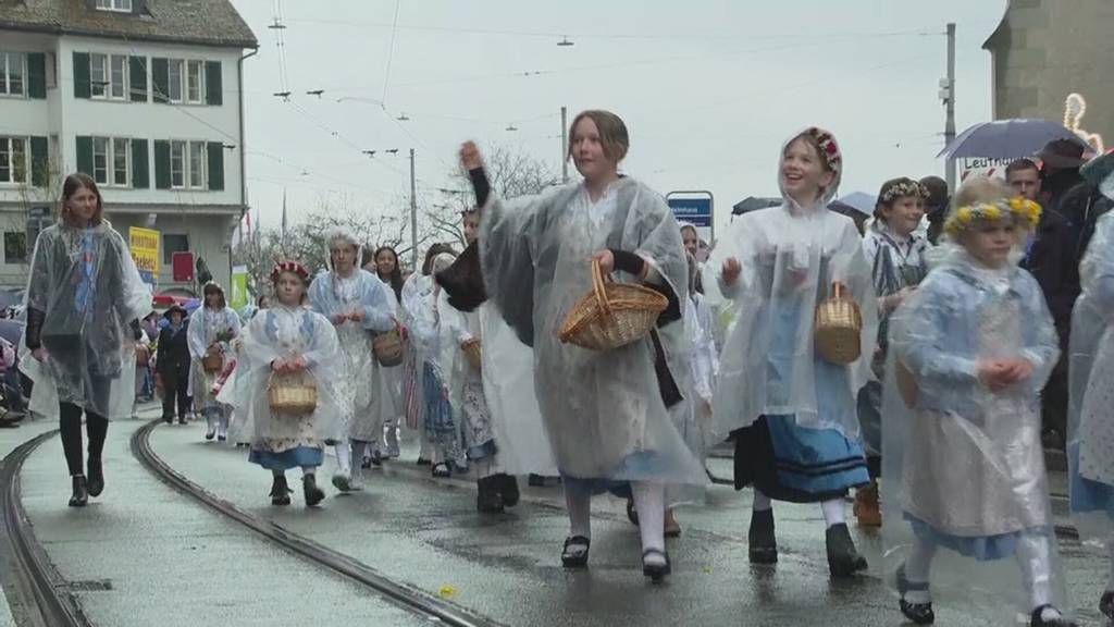 Auch Schwyzer Kinder machen am Sechseläuten-Umzug mit