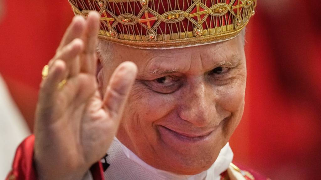 Papst Leo XIV. winkt den Gläubigen am Ende der Pfingstmesse im Petersdom im Vatikan zu. Foto: Gregorio Borgia/AP/dpa