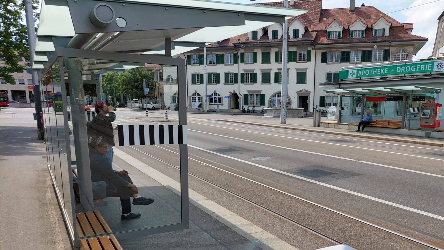 Bern hat bald neue Tram- und Bus-Wartehäuschen. 